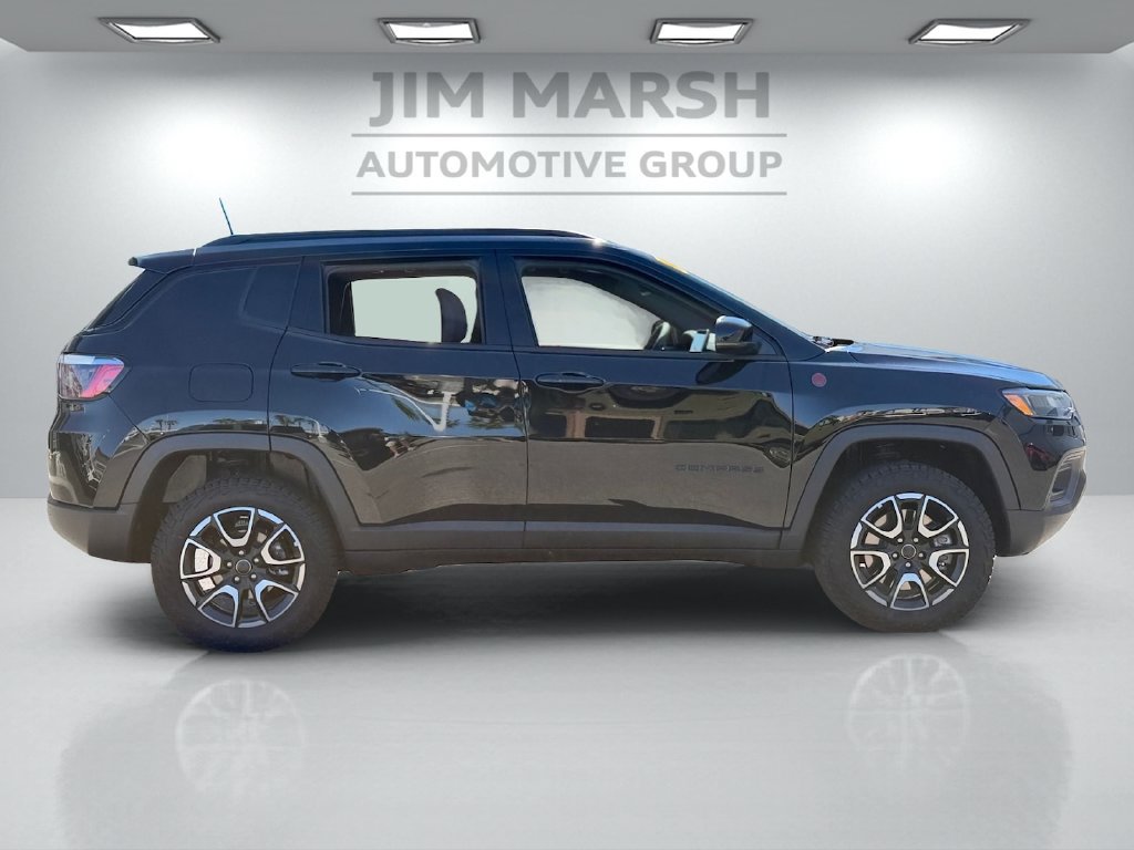 Used 2025 Jeep Compass Trailhawk AWD/4WD image 7