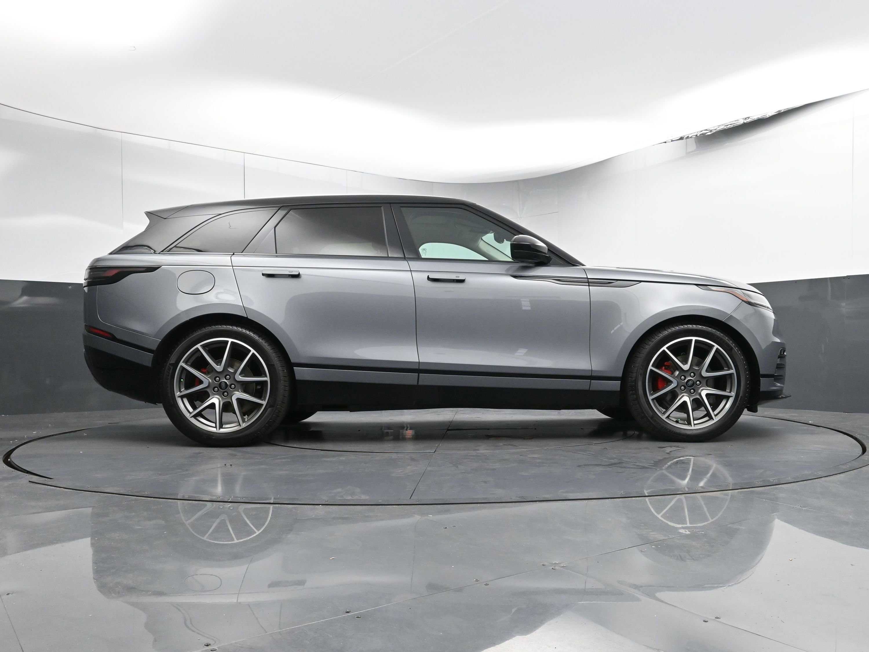 New 2025 Land Rover Range Rover Velar Dynamic SE image 29