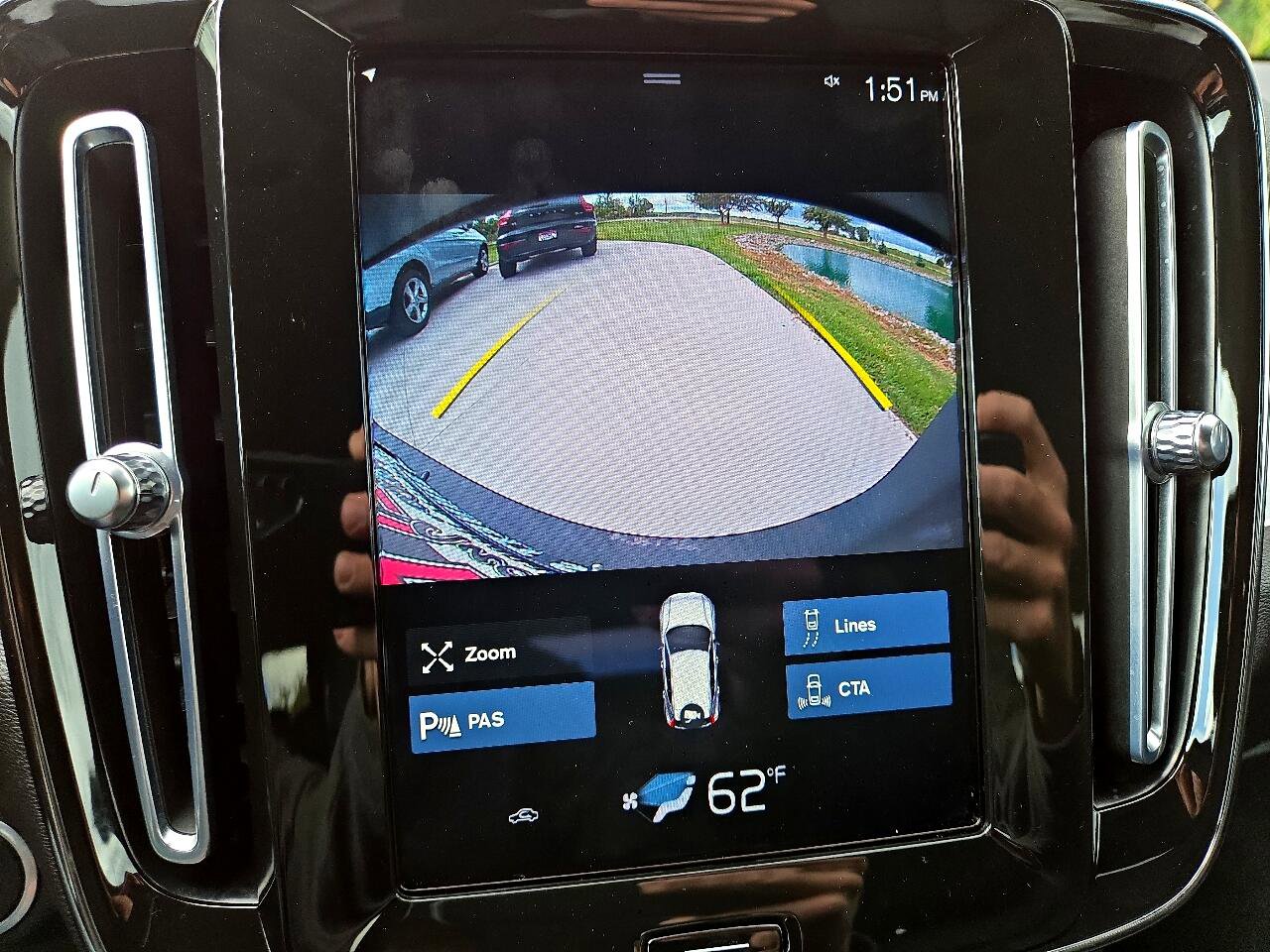 Used 2021 Volvo XC40 T4 Momentum image 26