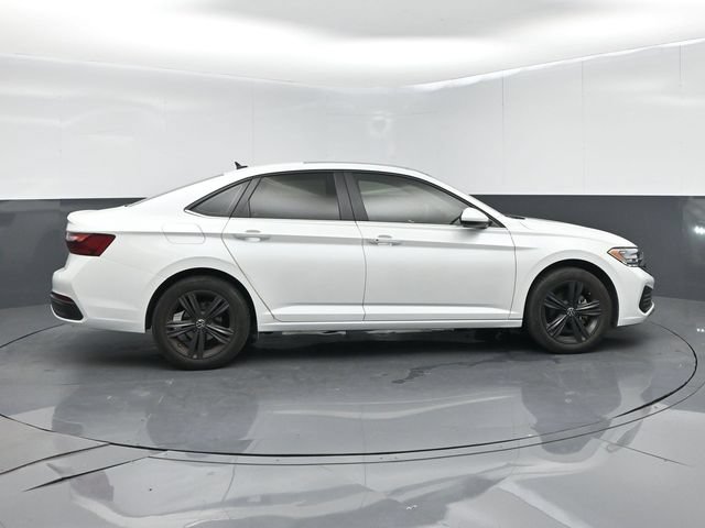 Used 2024 Volkswagen Jetta SE FWD image 9