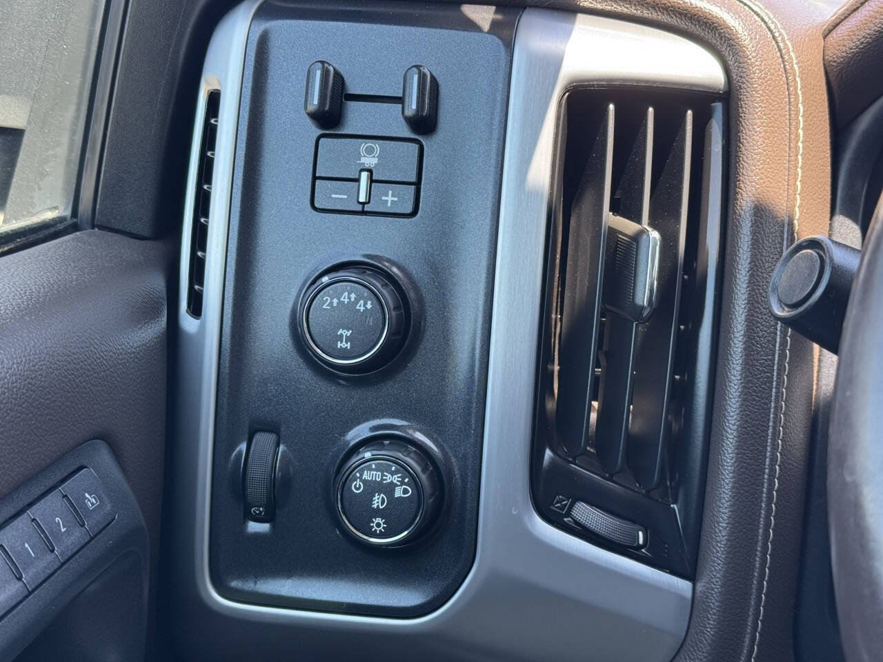 Used 2017 GMC Sierra 3500 SLT w/ Duramax Plus Package AWD/4WD image 22