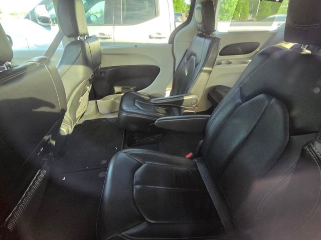 Used 2022 Chrysler Pacifica Touring-L image 11