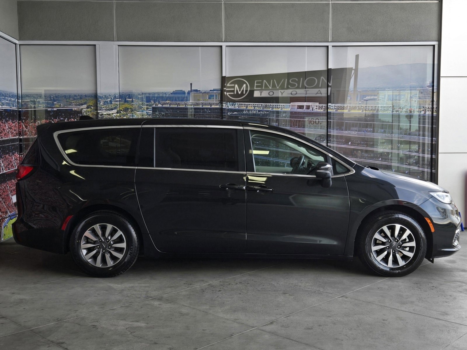 Used 2023 Chrysler Pacifica Touring-L image 4