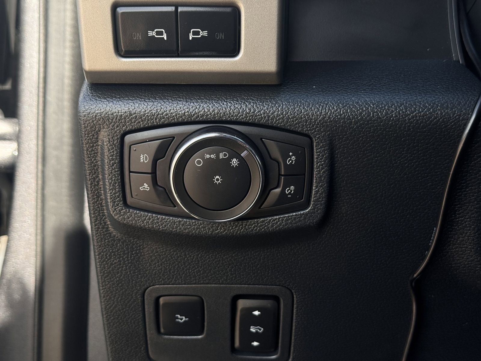 Used 2022 Ford F350 Lariat w/ Black Appearance Package image 24