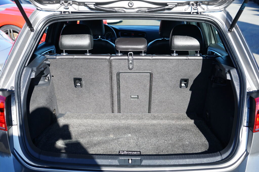 Used 2016 Volkswagen Golf R 4-Door image 12