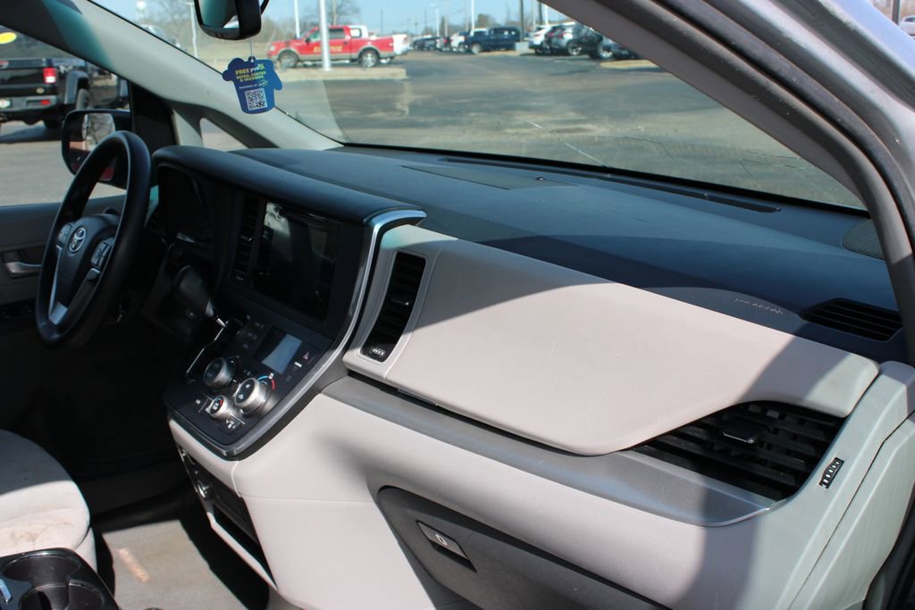 Used 2015 Toyota Sienna LE image 26