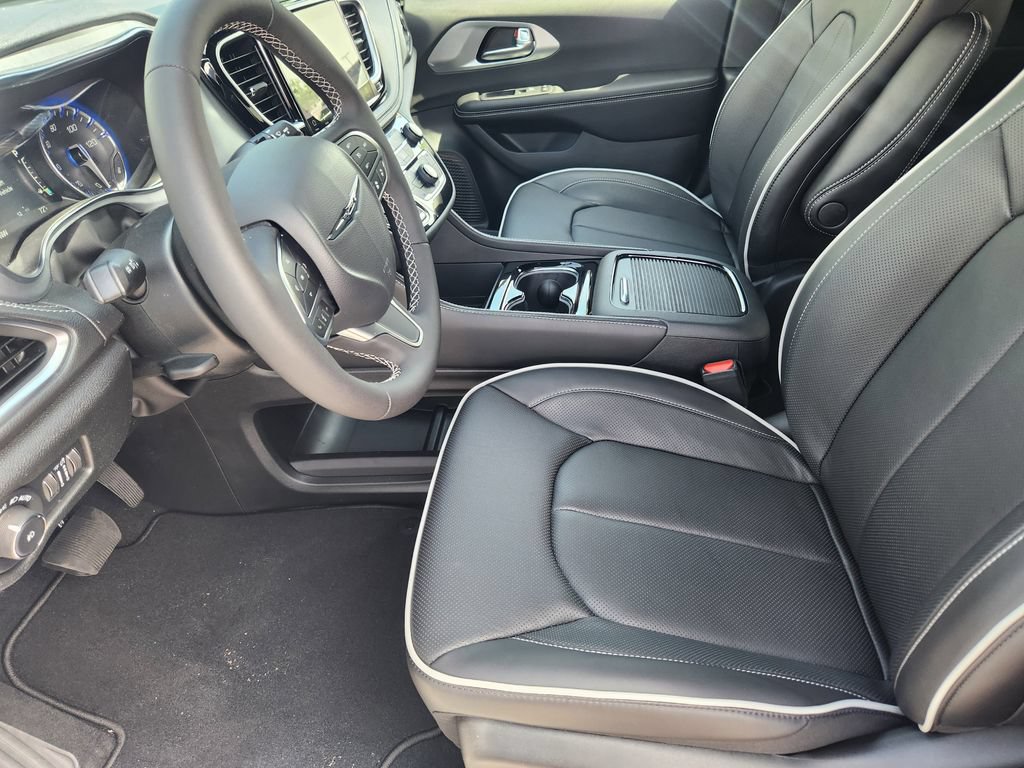 New 2026 Chrysler Pacifica Limited AWD/4WD image 12