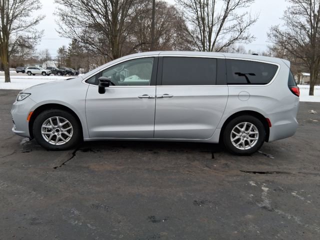 Used 2024 Chrysler Pacifica Touring-L image 3