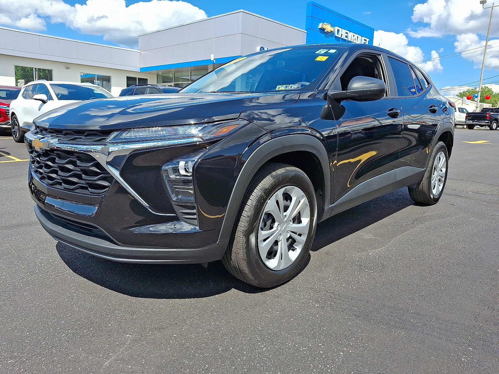 Used 2025 Chevrolet Trax LS image 1
