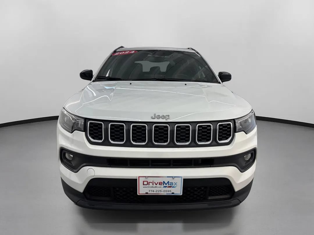 Used 2024 Jeep Compass Latitude AWD/4WD image 2