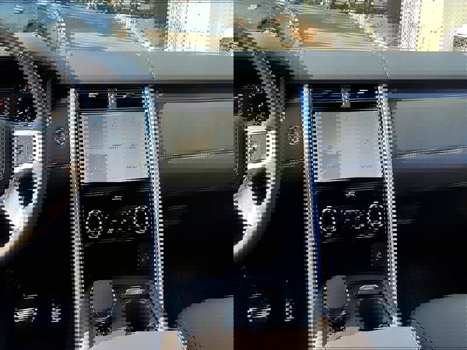 New 2025 Land Rover Discovery Metropolitan Edition image 9