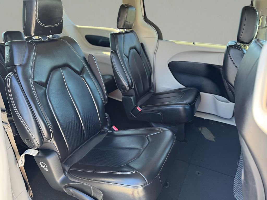 Used 2023 Chrysler Pacifica Touring-L image 12
