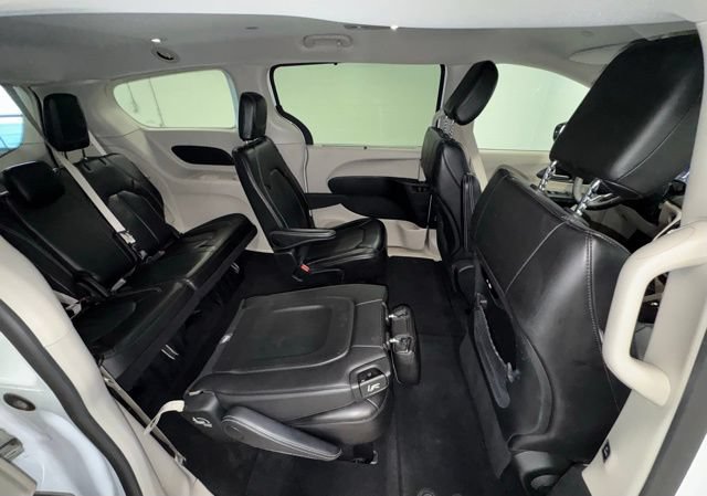 Used 2024 Chrysler Pacifica Touring-L FWD image 11