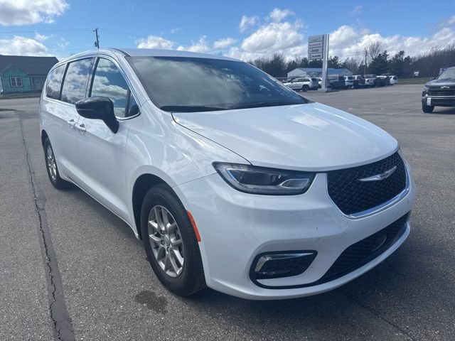 Used 2026 Chrysler Pacifica Select FWD image 4