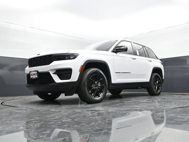 Used 2025 Jeep Grand Cherokee Altitude AWD/4WD image 45