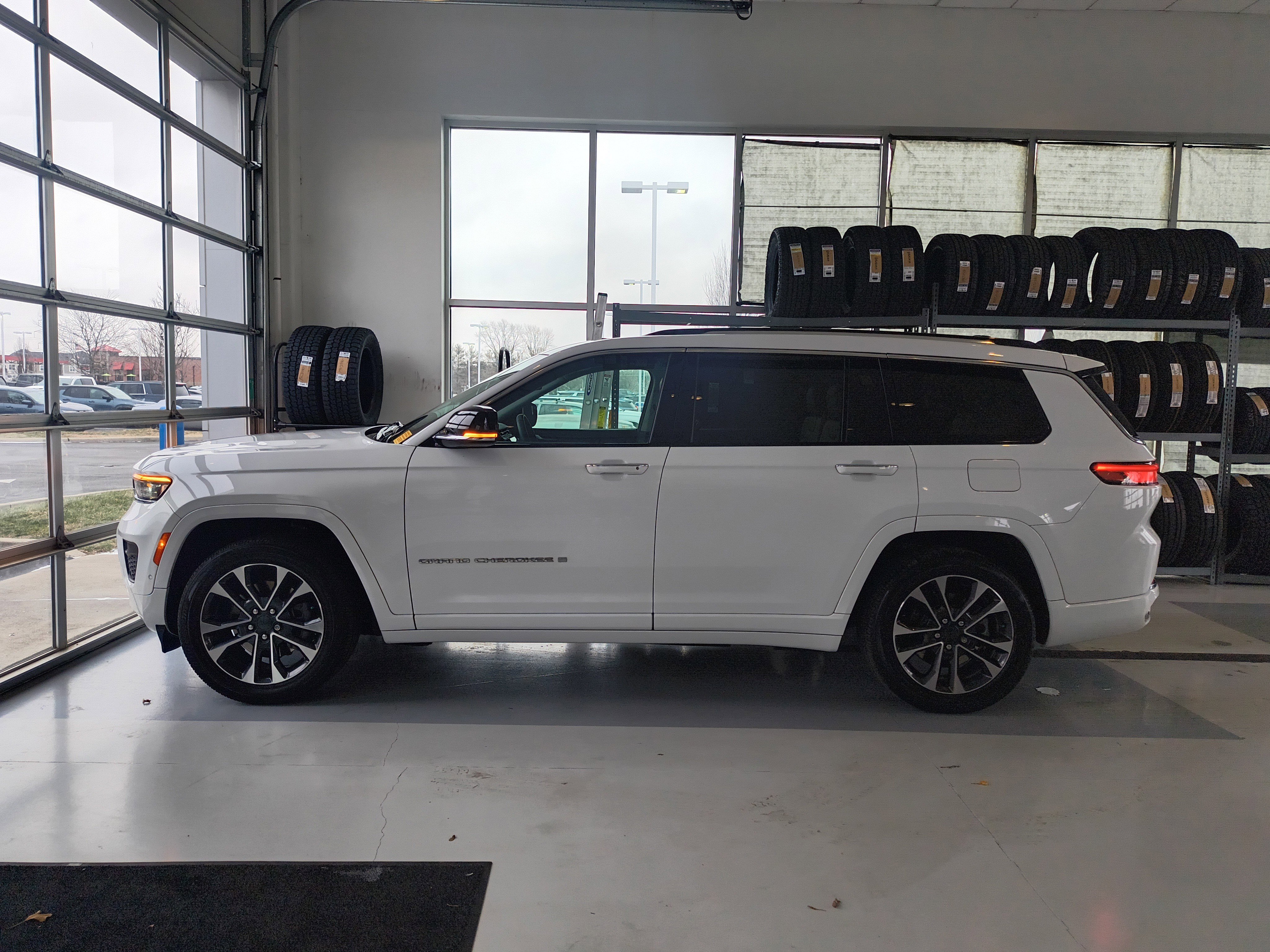 Used 2023 Jeep Grand Cherokee L Overland w/ Luxury Tech Group IV image 28