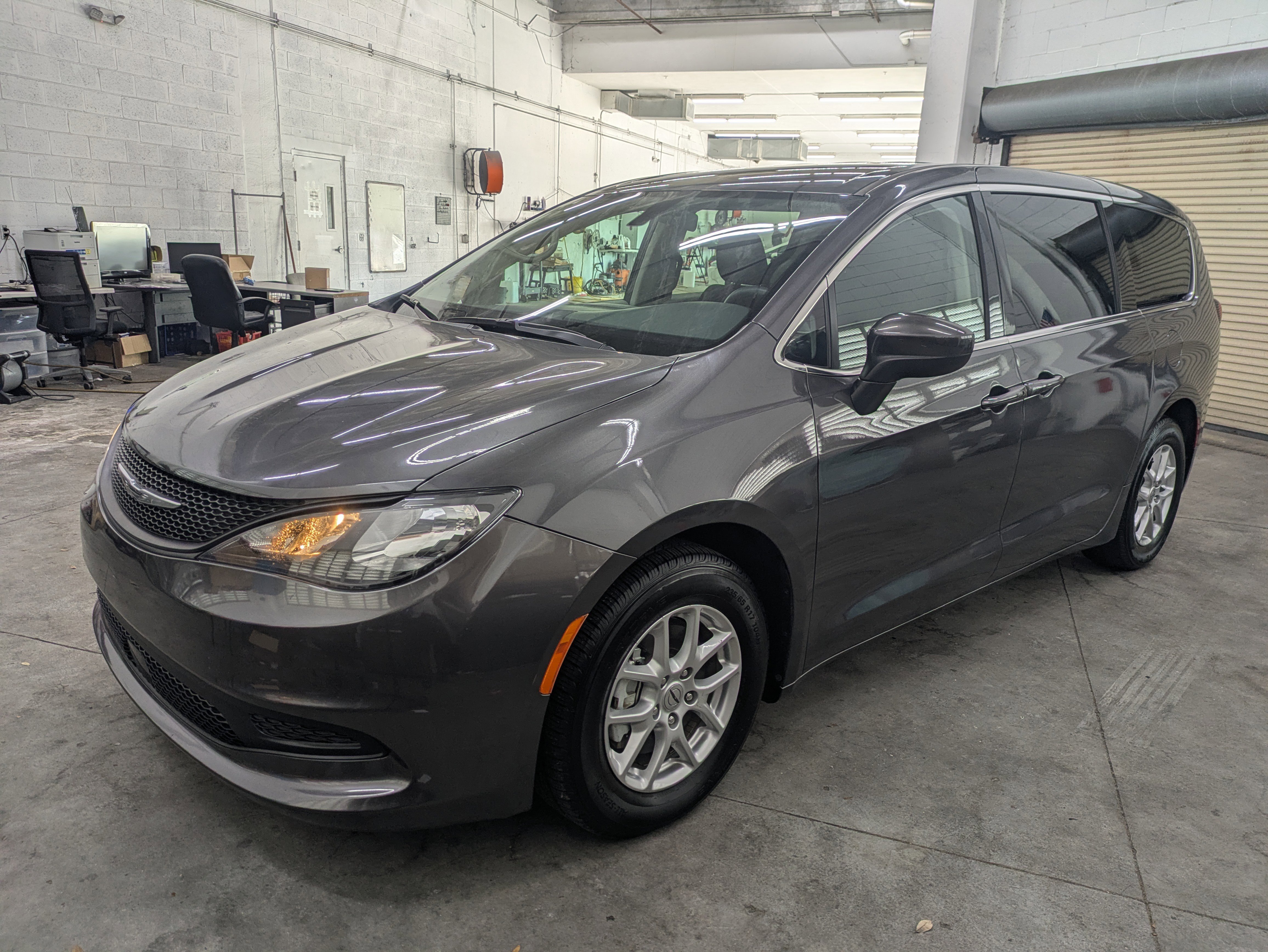 Certified 2022 Chrysler Voyager LX image 9