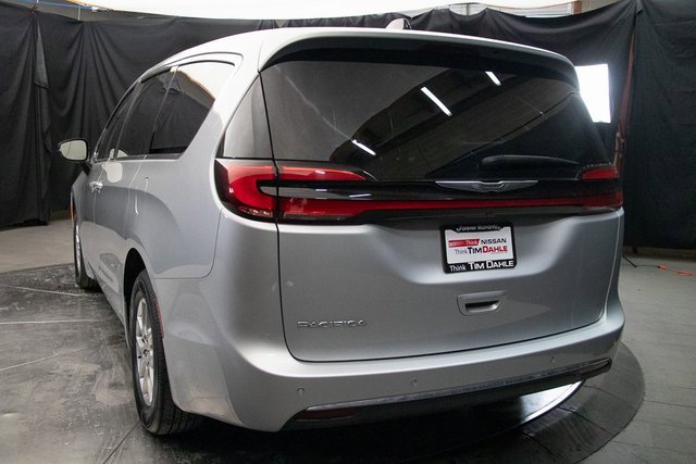 Used 2024 Chrysler Pacifica Touring-L image 10