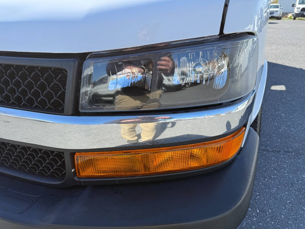 Used 2010 Chevrolet Express 3500 RWD image 40