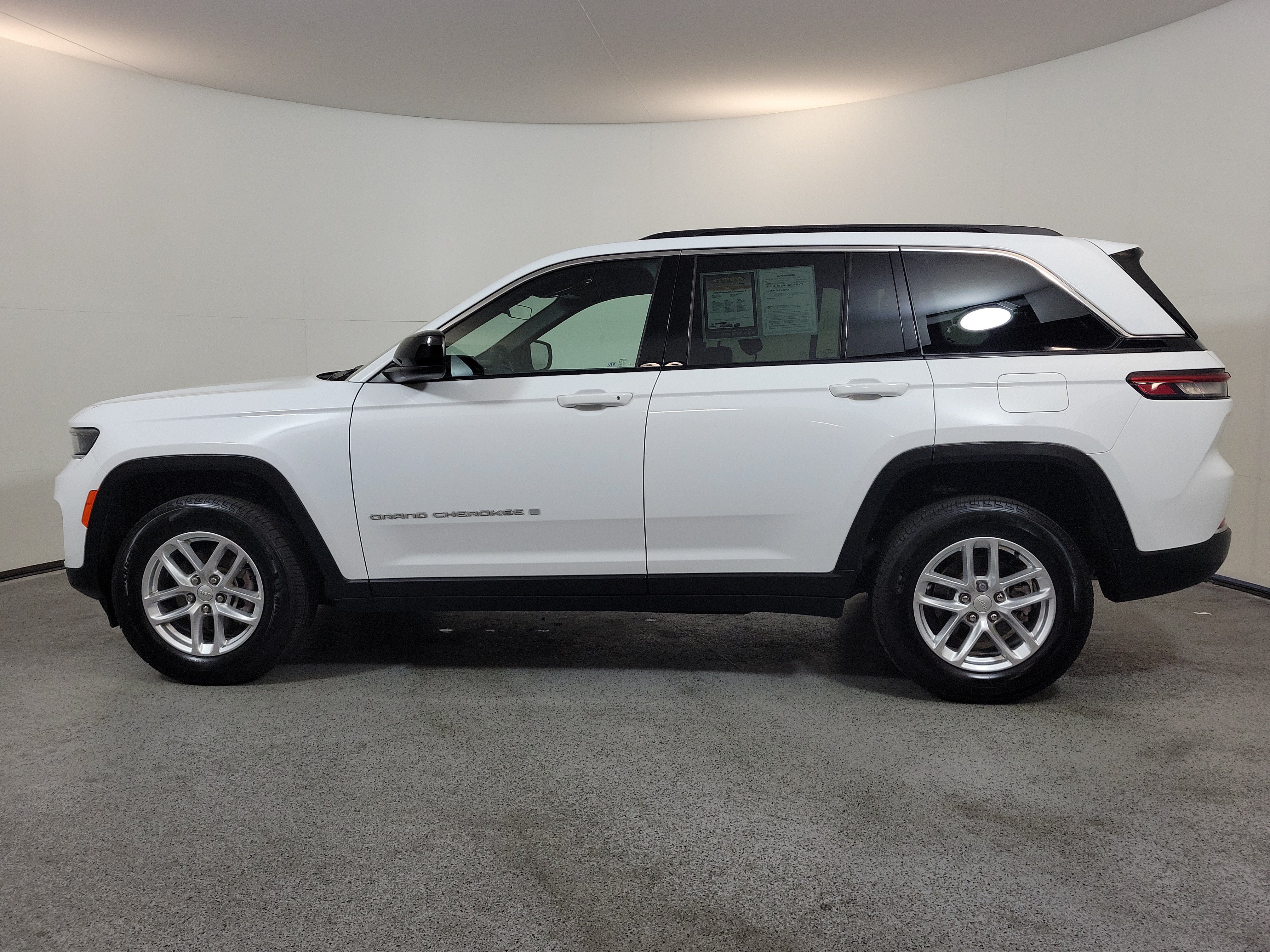 Used 2025 Jeep Grand Cherokee Laredo X RWD image 4