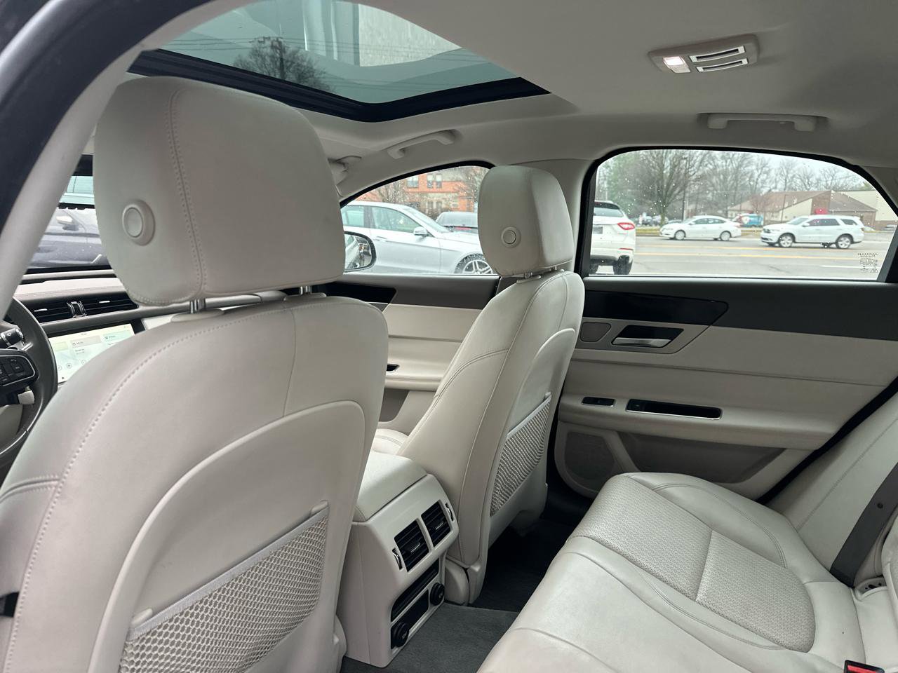 Used 2017 Jaguar XF Prestige image 26