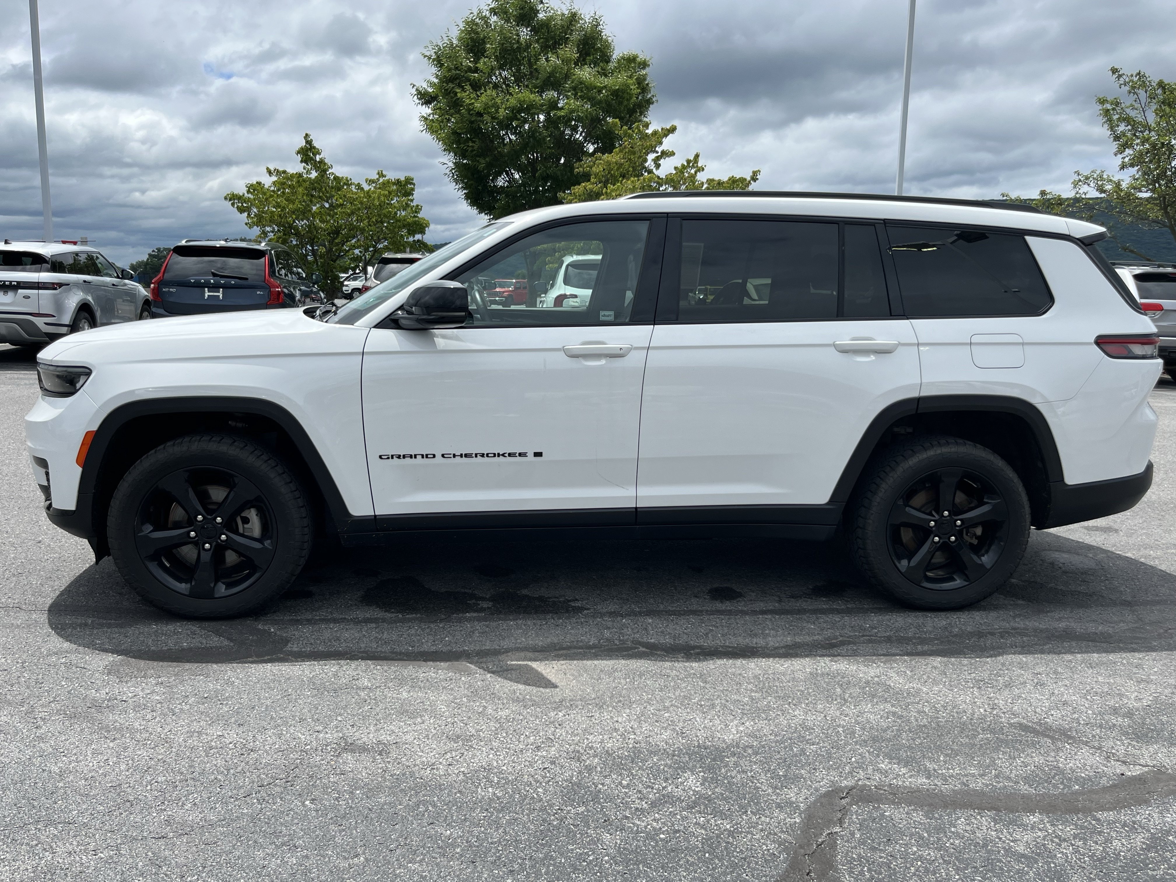 Used 2022 Jeep Grand Cherokee L Laredo AWD/4WD image 6