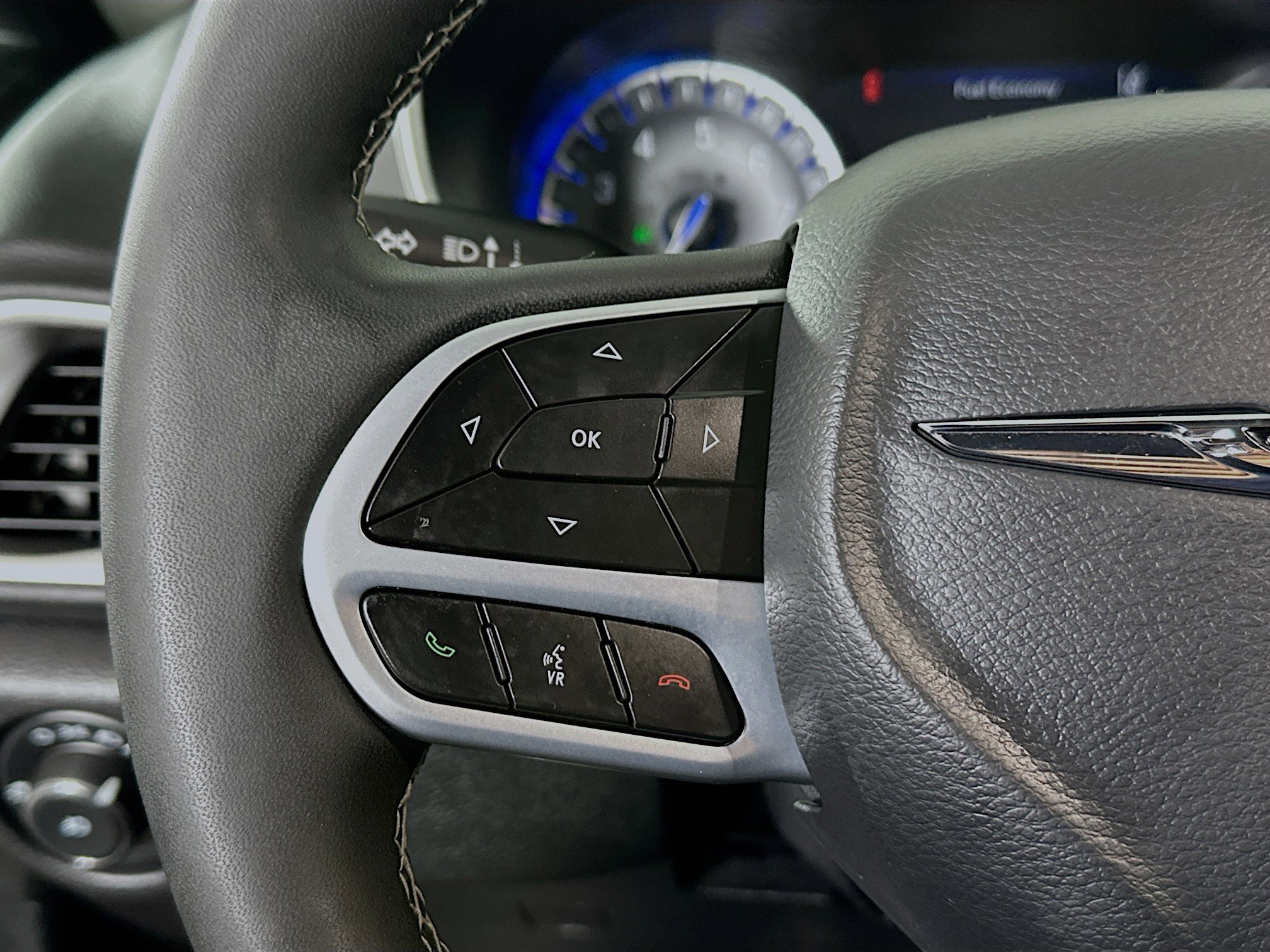 Used 2025 Chrysler Pacifica Select image 16