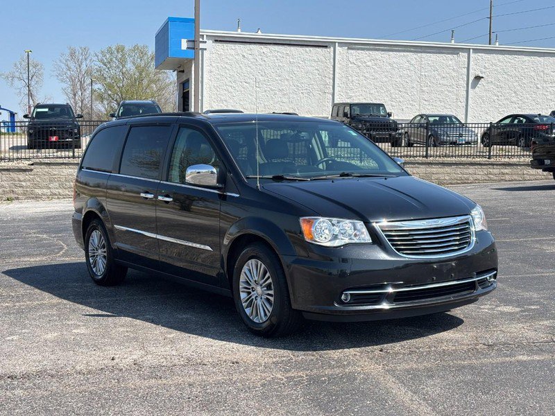 Used 2016 Chrysler Town & Country Touring-L image 7