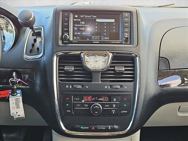 Used 2014 Chrysler Town & Country Touring FWD image 20