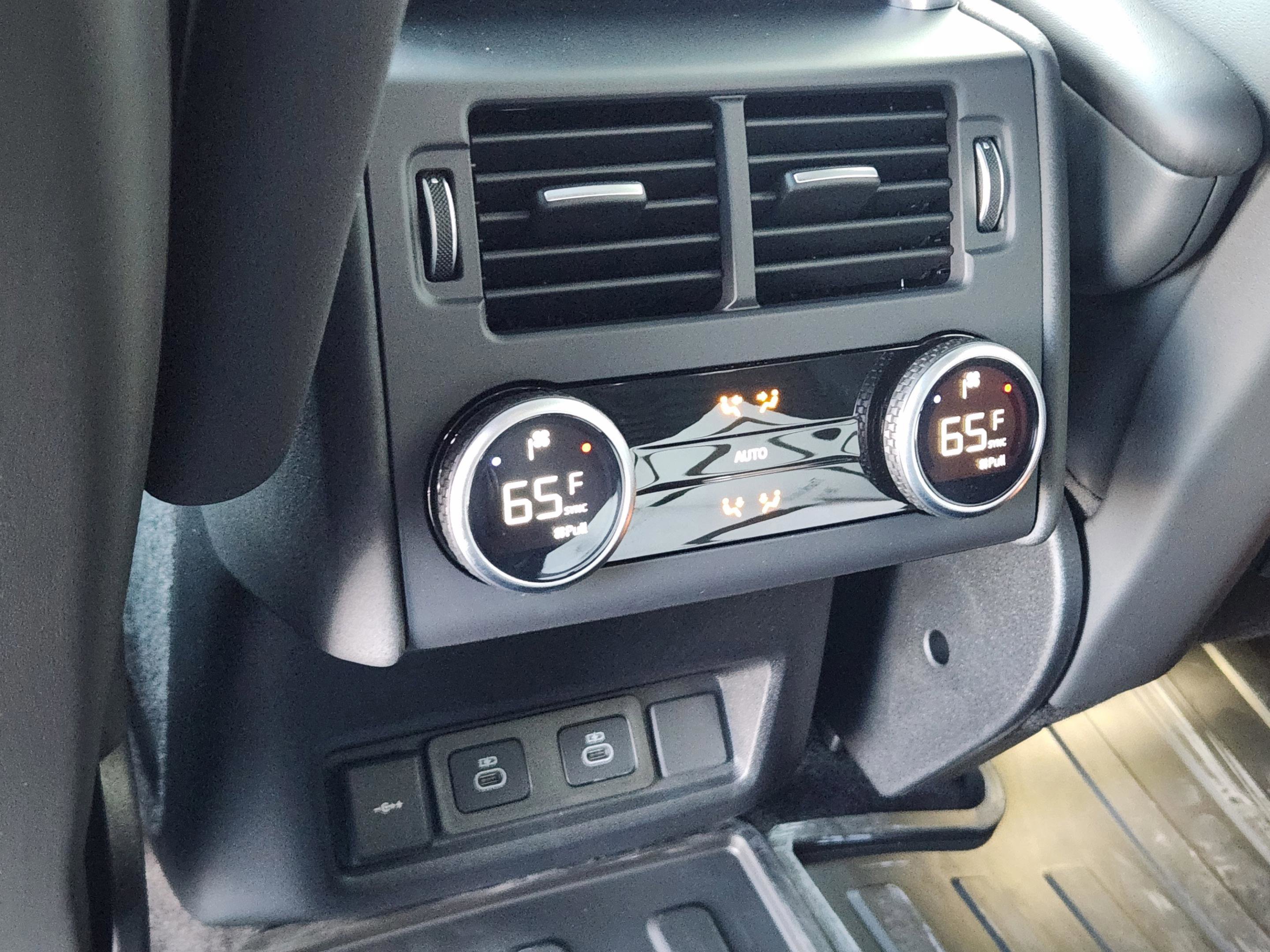 New 2025 Land Rover Discovery Dynamic SE image 25