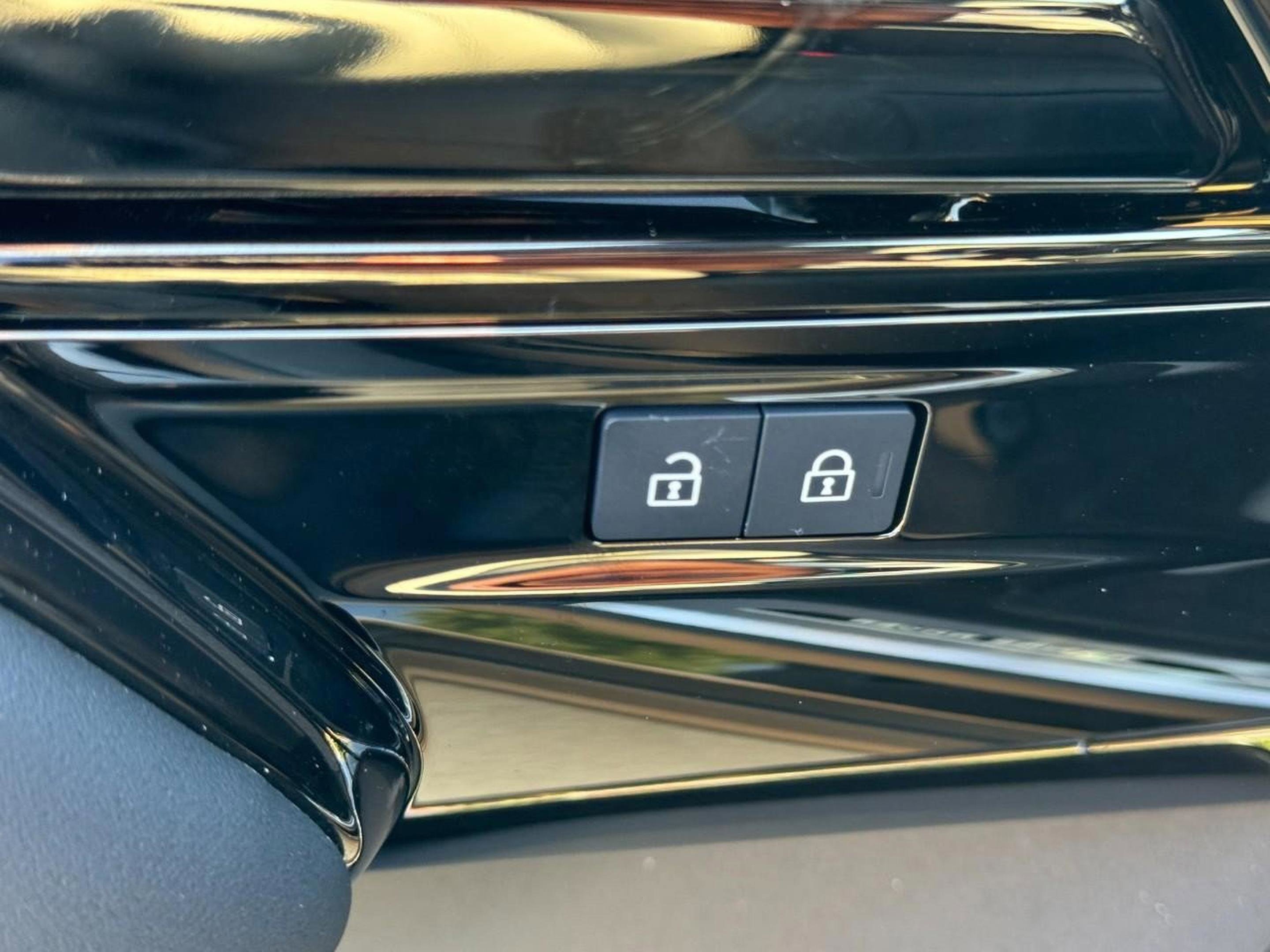 Used 2025 Land Rover Range Rover Sport SE image 26