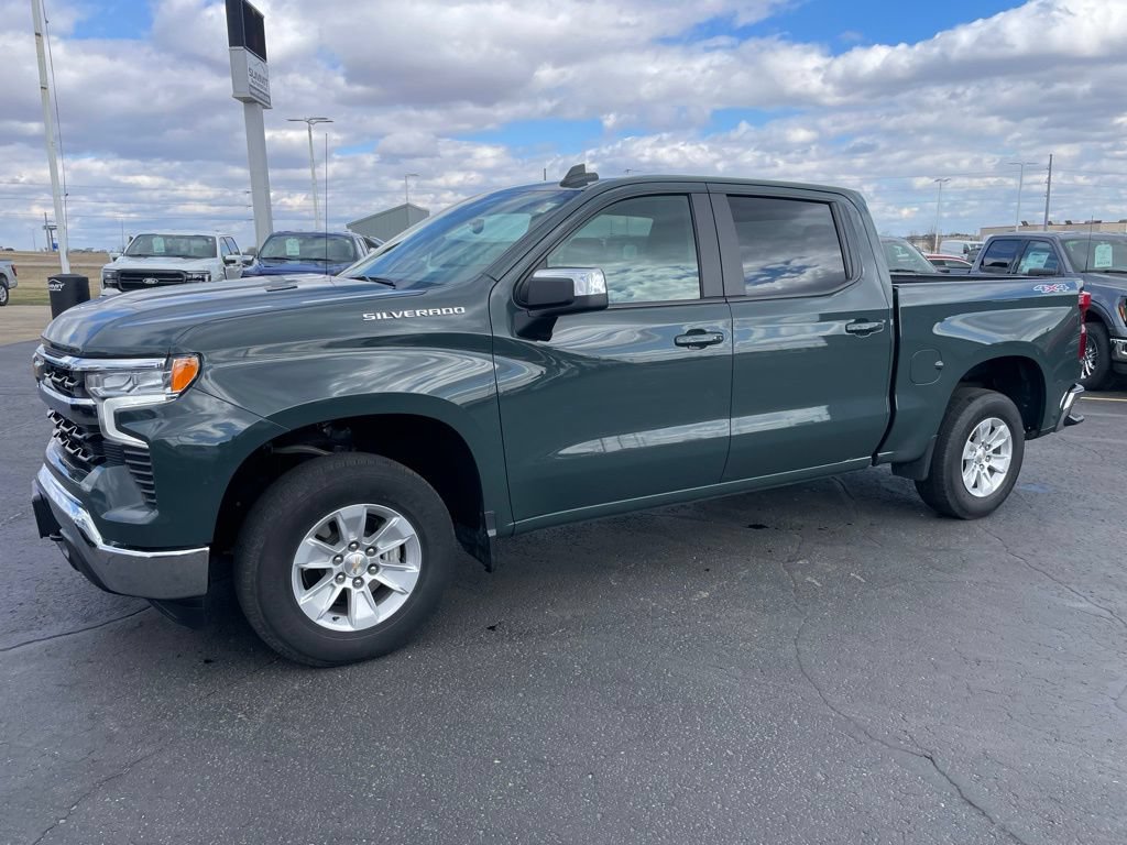 Used 2025 Chevrolet Silverado 1500 LT AWD/4WD image 5