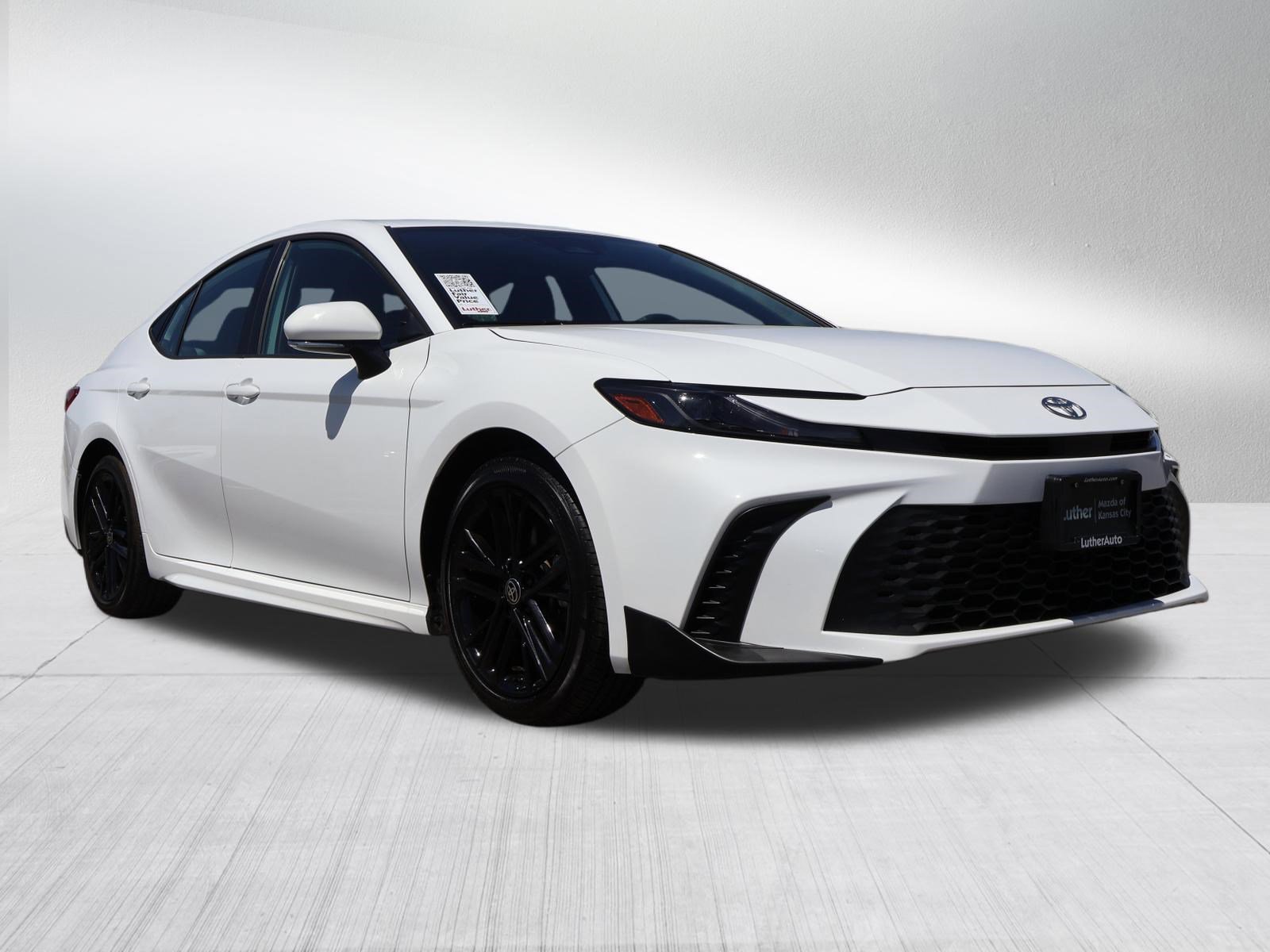 Used 2025 Toyota Camry SE FWD image 2