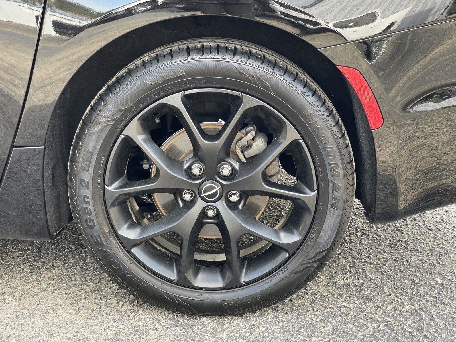 Certified 2025 Chrysler Pacifica Limited image 53