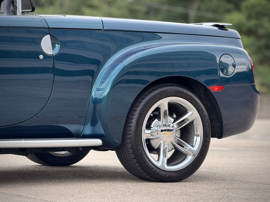 Used 2005 Chevrolet SSR w/ Preferred Equipment Group RWD image 8