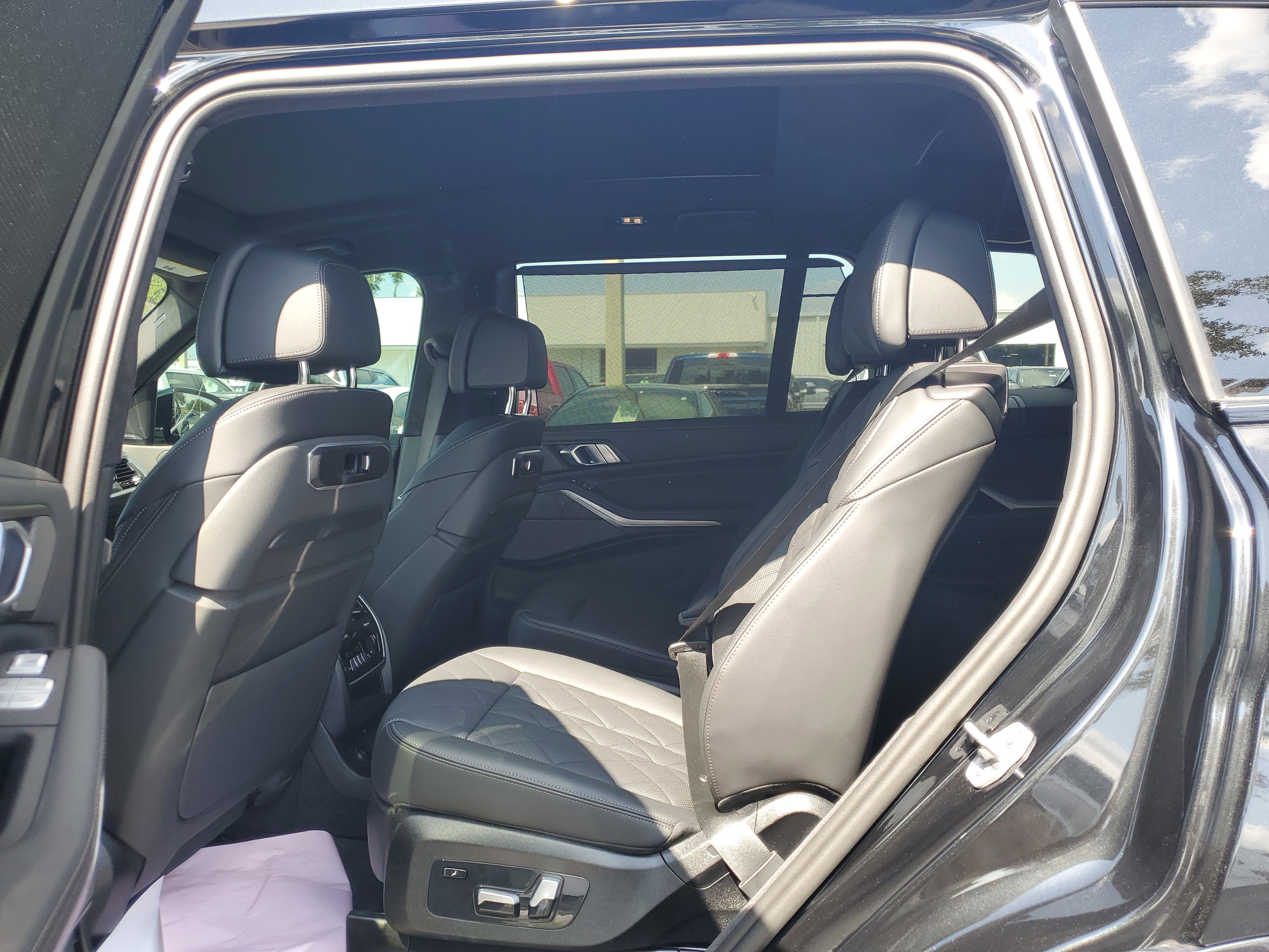 Used 2025 BMW X7 xDrive40i w/ M Sport Package image 15