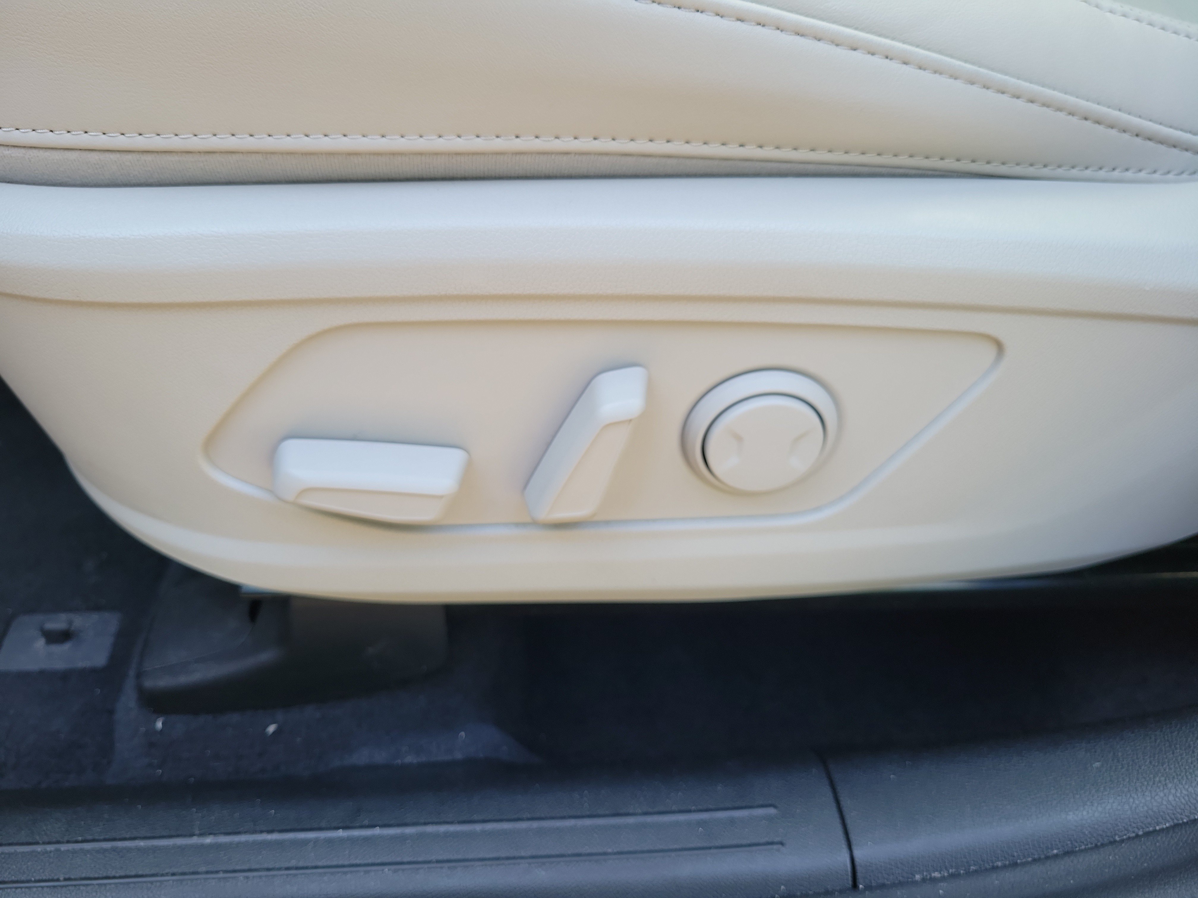 Certified 2025 Kia Sorento S FWD image 21