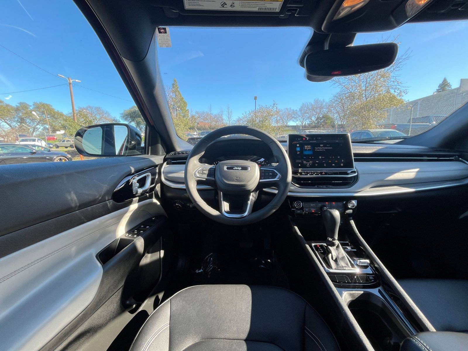 Used 2025 Jeep Compass Limited image 34