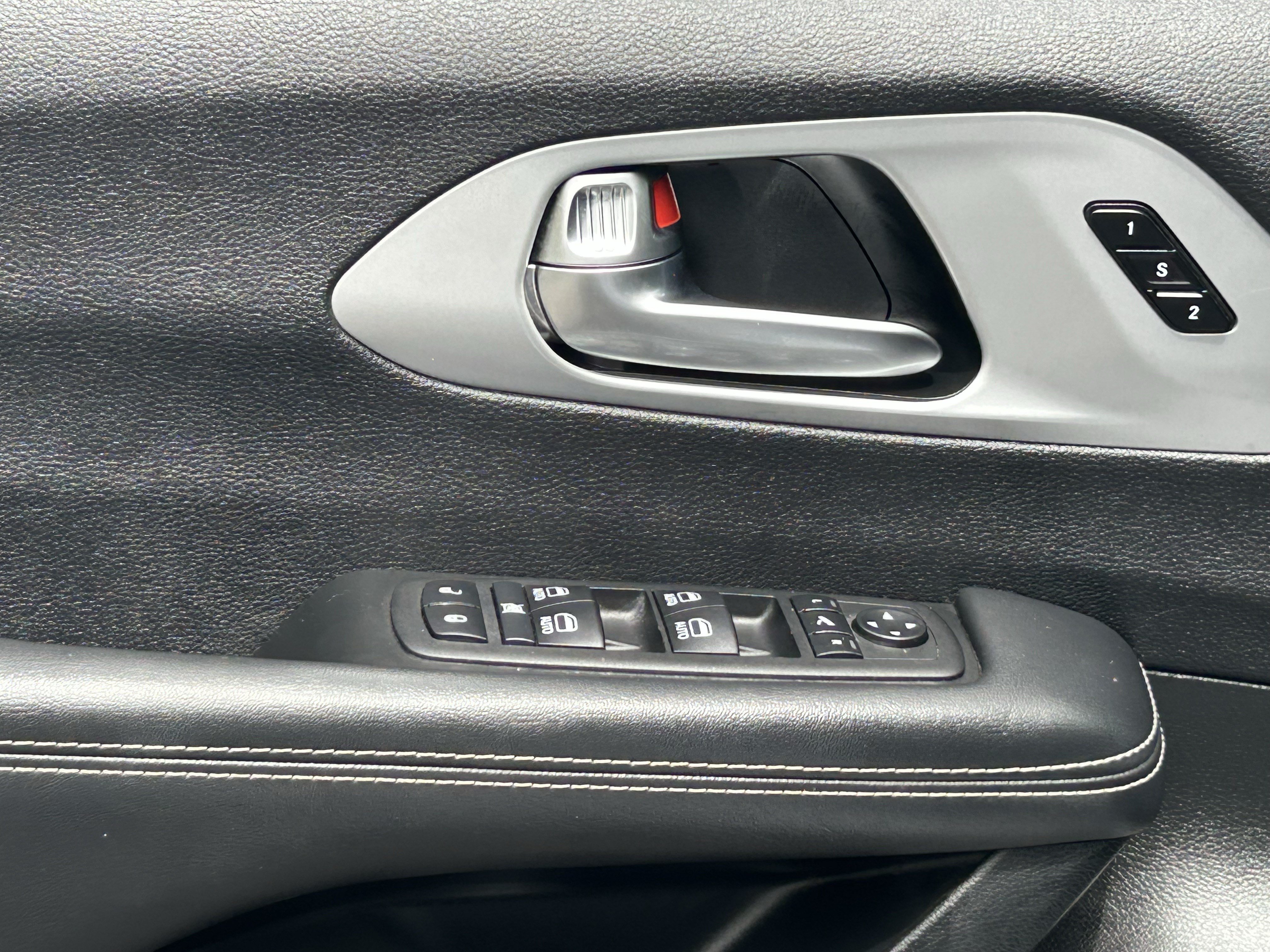 Used 2025 Chrysler Pacifica Limited FWD image 21