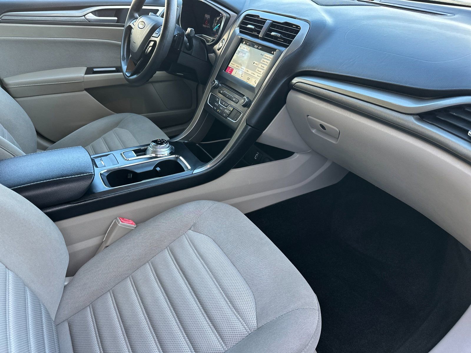 Used 2017 Ford Fusion SE w/ Fusion SE Technology Package image 17