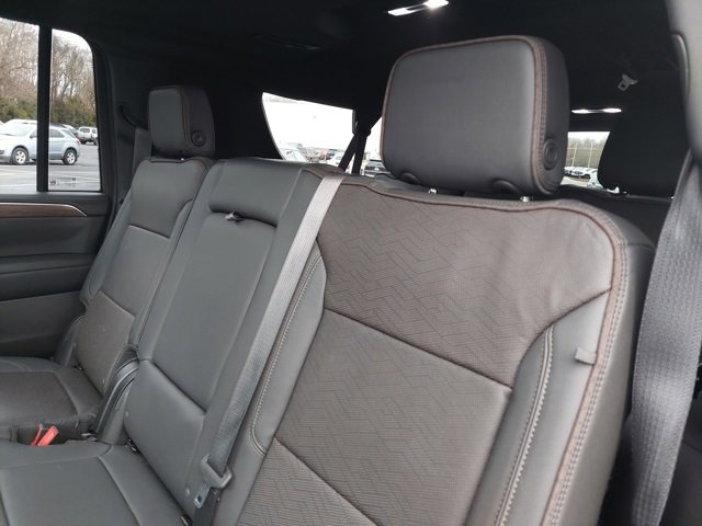 Used 2024 Chevrolet Suburban High Country image 17