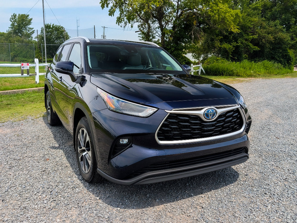 Used 2023 Toyota Highlander XLE AWD/4WD image 3