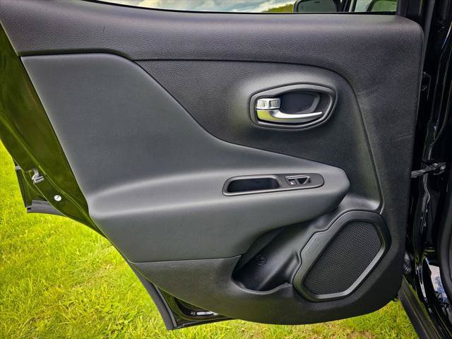 Certified 2022 Jeep Renegade Altitude w/ Convenience Group AWD/4WD image 31