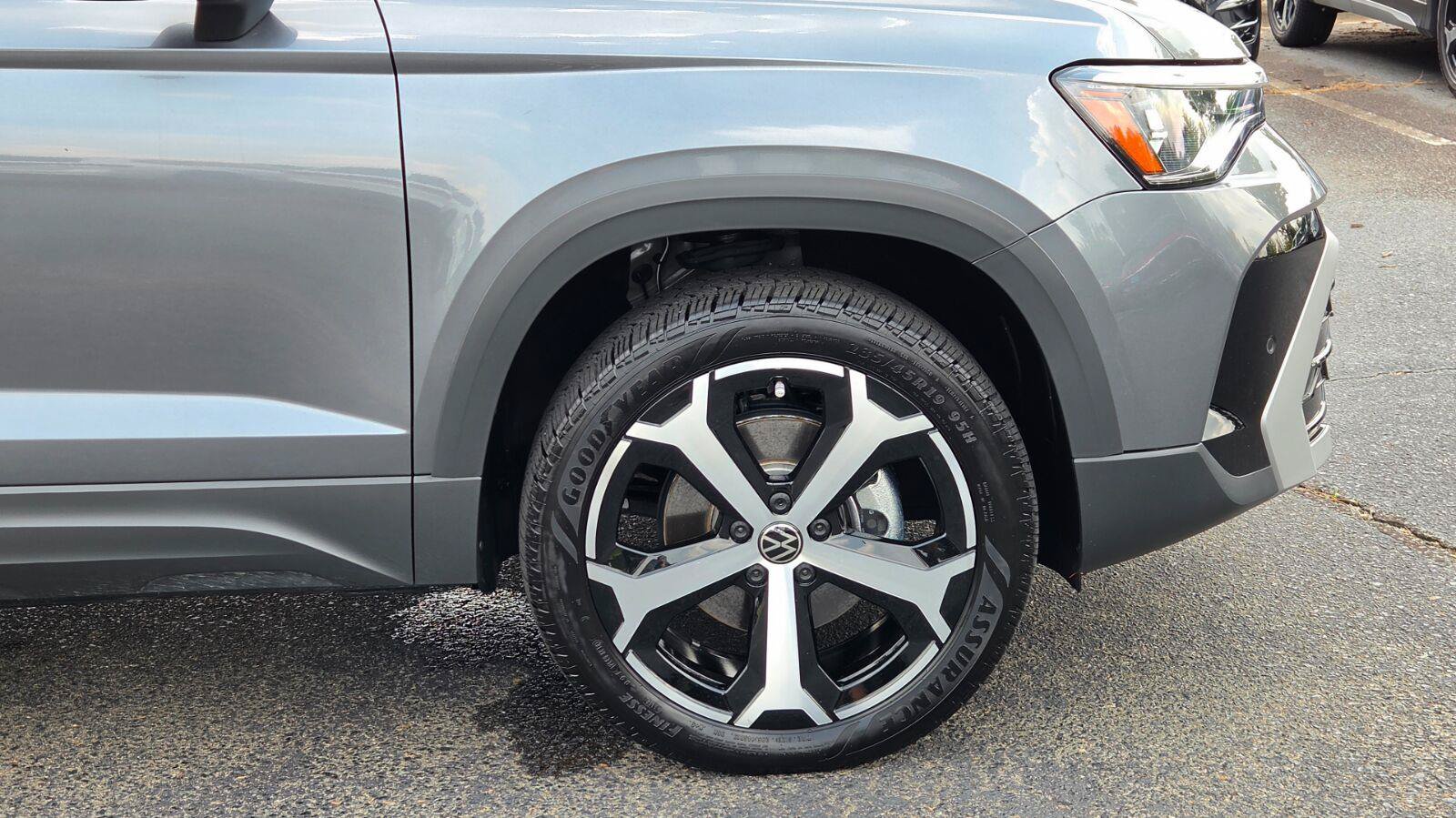 Certified 2025 Volkswagen Taos SEL AWD/4WD image 18