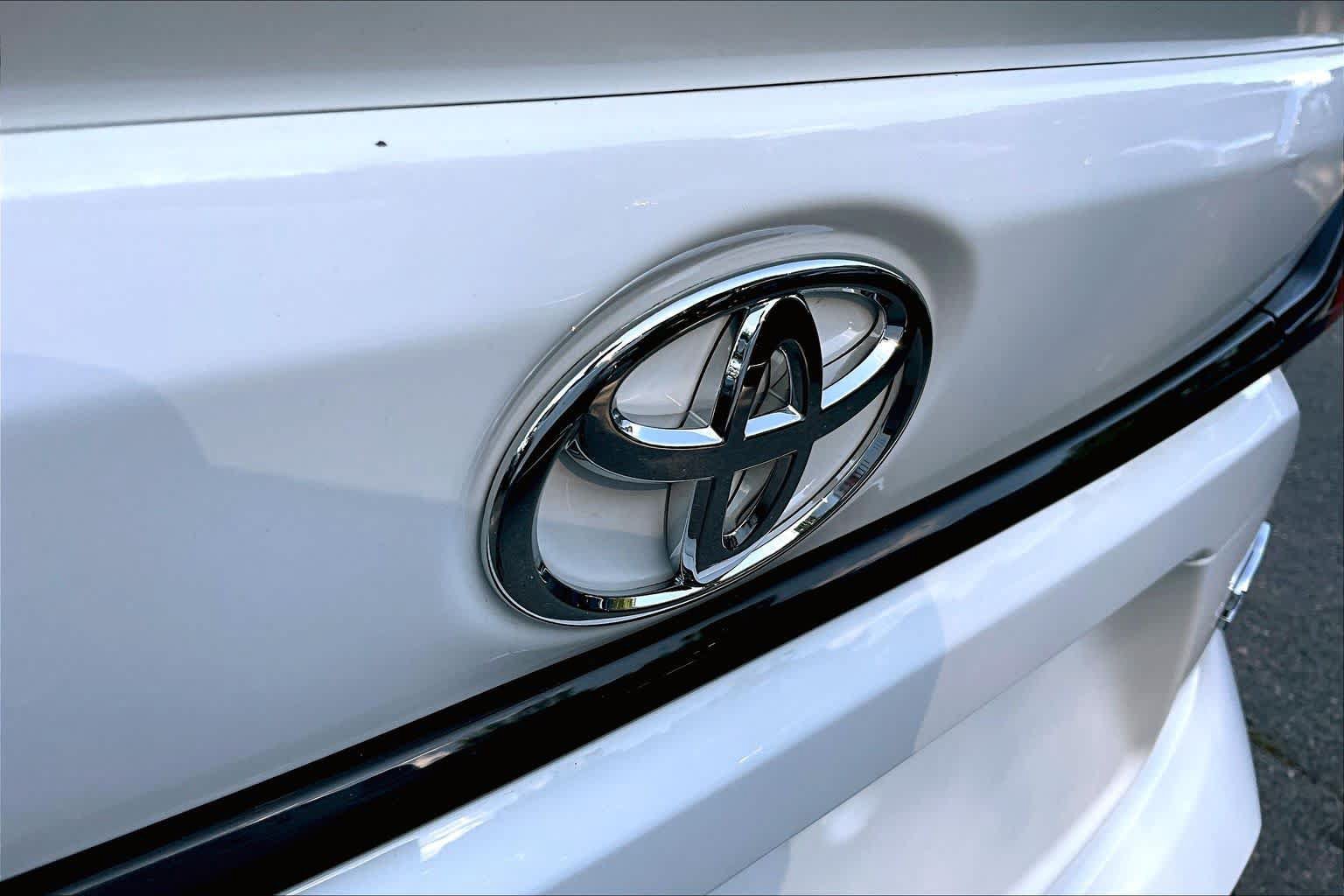 Certified 2024 Toyota Corolla SE w/ SE Premium Package FWD image 30