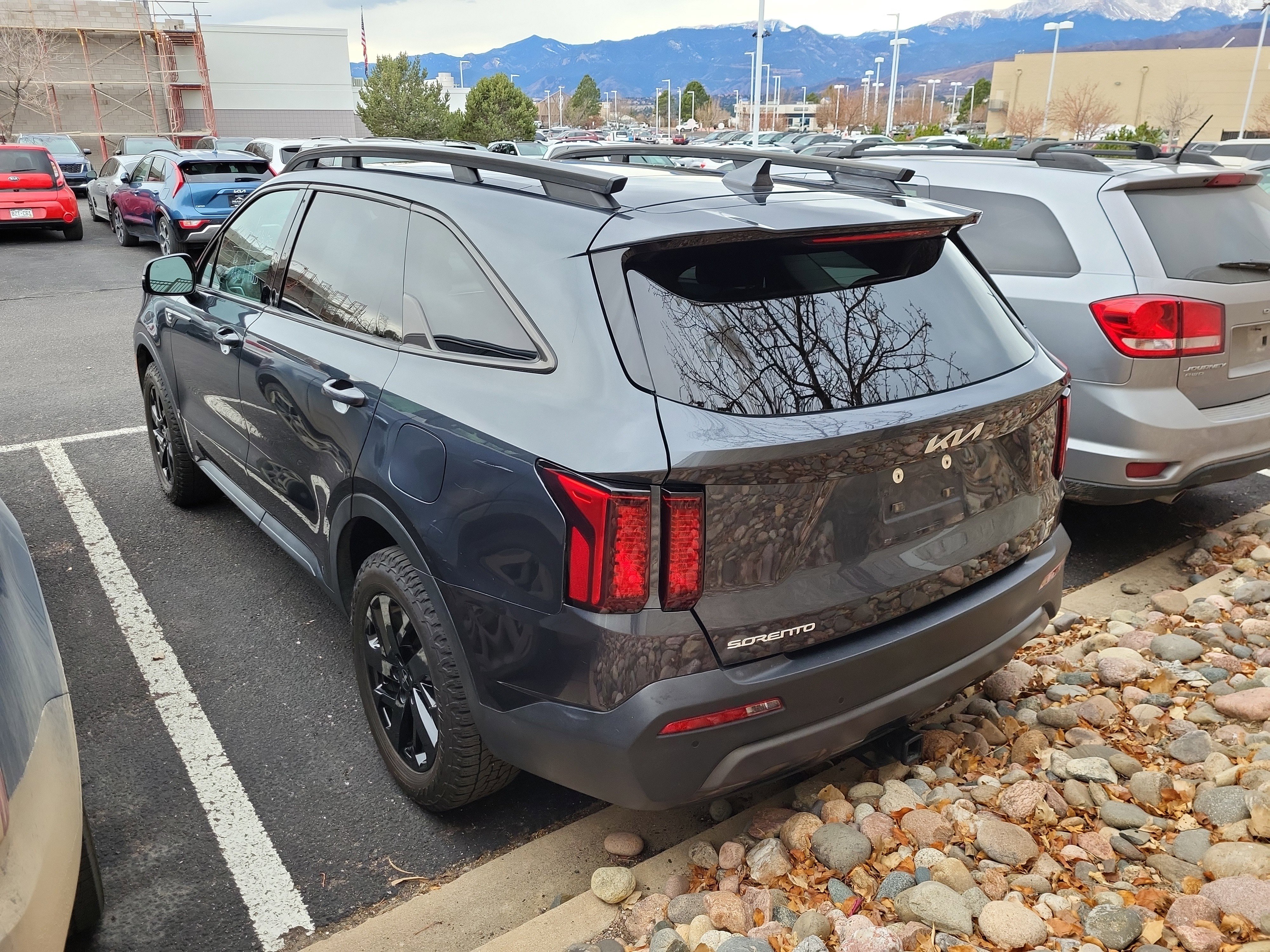 Used 2023 Kia Sorento S w/ Panoramic Sunroof Package image 3