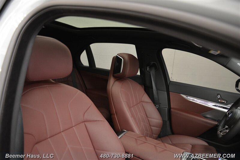 Used 2025 BMW 750e xDrive w/ Premium Package AWD/4WD image 19