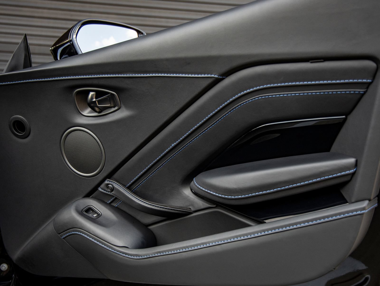 Used 2022 Aston Martin V8 Vantage Roadster RWD image 33