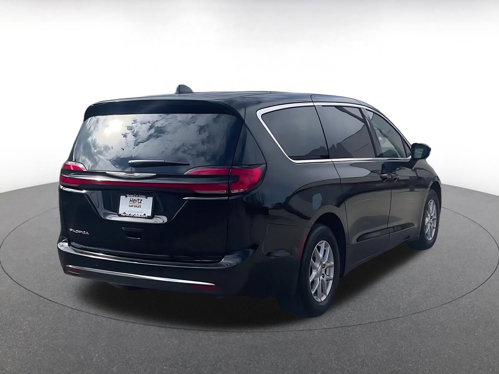 Used 2025 Chrysler Pacifica Select image 14