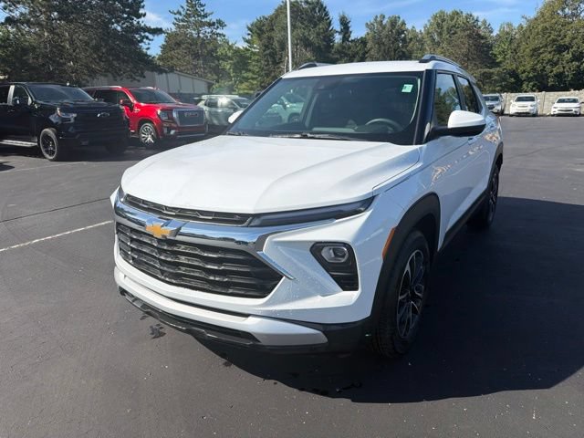 Used 2024 Chevrolet TrailBlazer LT w/ LPO, Blackout Package FWD image 2
